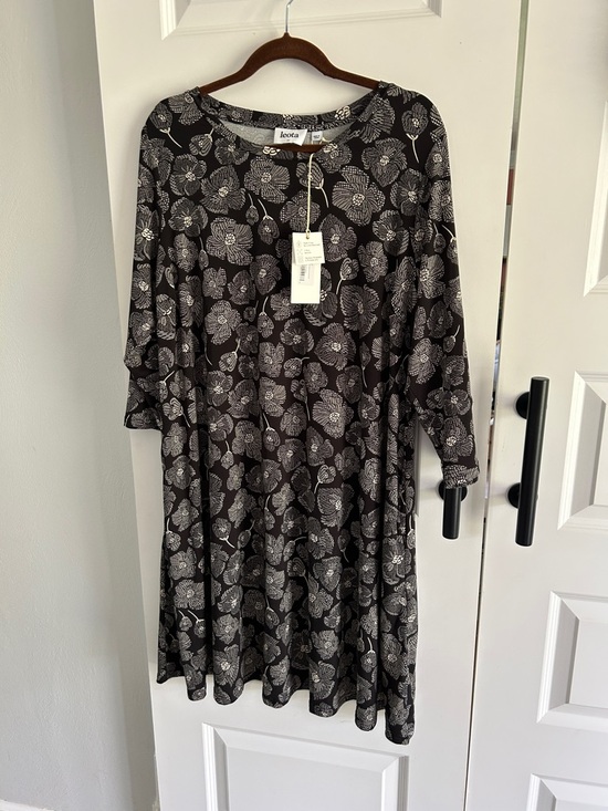 Leota Dresses & Skirts - Leota Black and White Floral Long-Sleeve Scoop Neck Dress 2X